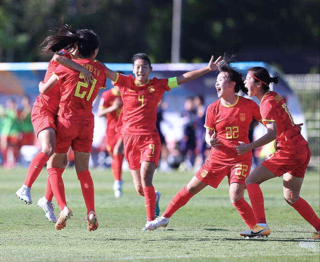 中国女足在比赛中展现出强大实力的英文